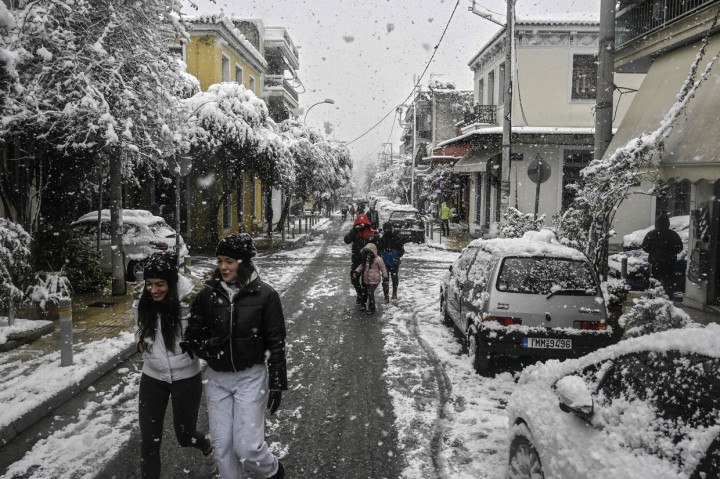 Pulau terbesar kedua di Yunani Evia mengalami listrik padam selama dua hari. Sejumlah pohon tumbang juga menyebabkan pemadaman listrik di beberapa bagian wilayah Athena meluas.