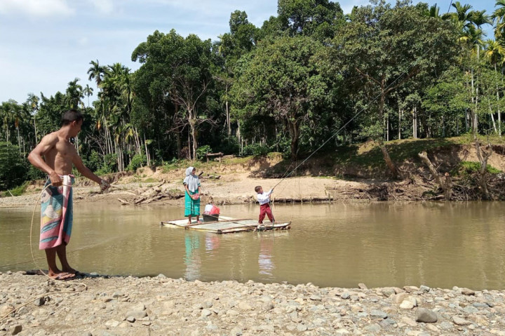 Warga Desa Siron Blang, Kecamatan Kuta Cot Glie, Kabupaten Aceh Besar, Aceh, sejak tiga tahun terakhir mengandalkan rakit buatan milik kecamatan setempat untuk menyeberang Krueng (Sungai) Murtala, yang merupakan penghubung antara Gampong Siron Blang dengan Siron Krueng.