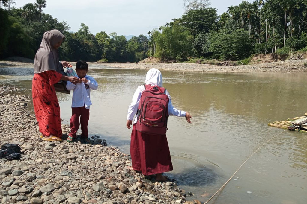 Mustafa, 55, warga Desa Siron yang bekerja sebagai petani berharap agar pemerintah segera membangun kembali jembatan di desa tersebut.