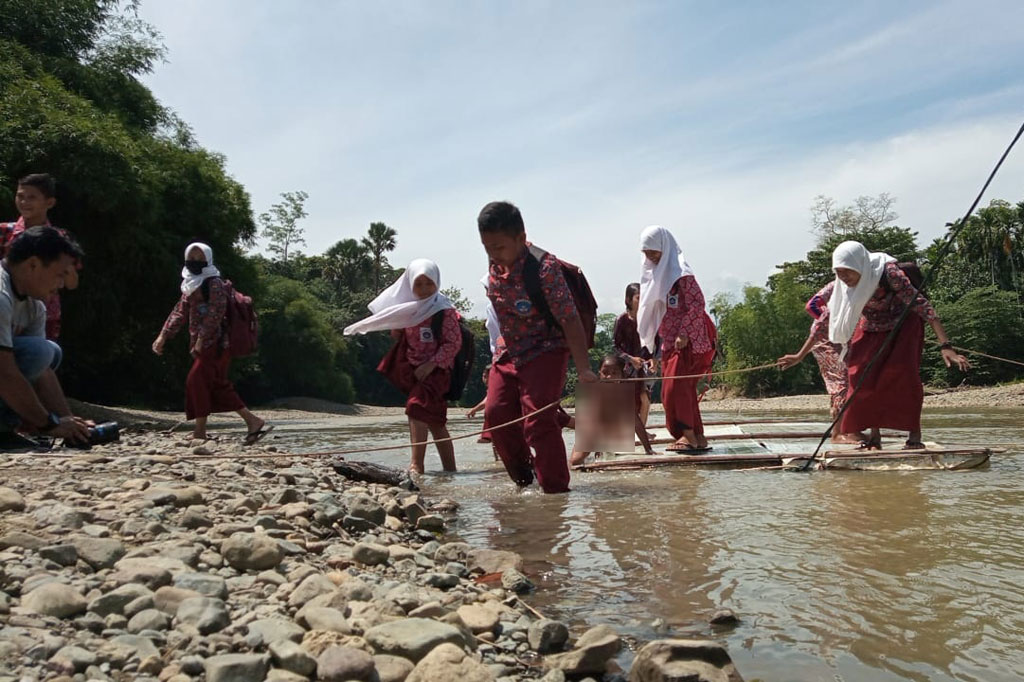 Jembatan penghubung yang pernah dibangun oleh pemerintah Aceh di desa tersebut putus akibat diterjang banjir pada 2016. Kemudian pada 2020 banjir kembali menerjang desa tersebut sehingga mengakibatkan abrasi yang menyebabkan sungai tersebut semakin melebar.