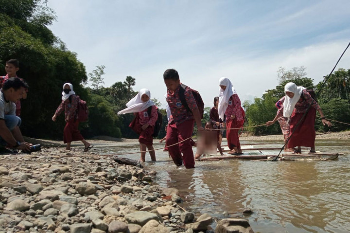 Jembatan penghubung yang pernah dibangun oleh pemerintah Aceh di desa tersebut putus akibat diterjang banjir pada 2016. Kemudian pada 2020 banjir kembali menerjang desa tersebut sehingga mengakibatkan abrasi yang menyebabkan sungai tersebut semakin melebar.