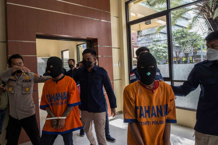 Dalam kasus ini, kata Gatot, polisi menangkap tiga pelaku di wilayah berbeda. Satu pelaku, yakni NR (26) ditangkap di Dusun Biting, Desa Suko, Kabupaten Sidoarjo. Dua pelaku lainnya, VPE (29) dan NK (21) ditangkap di Perum Permata Biru, Kelurahan Pakunden, Kecamatan Pesantren, Kota Kediri. Keduanya merupakan pasangan suami istri, dan NK tidak ditahan karena sedang hamil.
