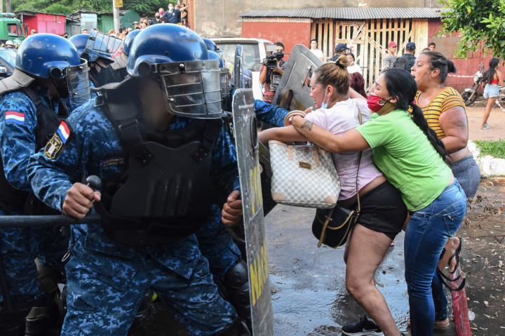 Sebanyak 100 narapidana di penjara terbesar di Paraguay itu merebut kekuasaan beberapa bagian penjara dan menyandera 18 petugas keamanan.  