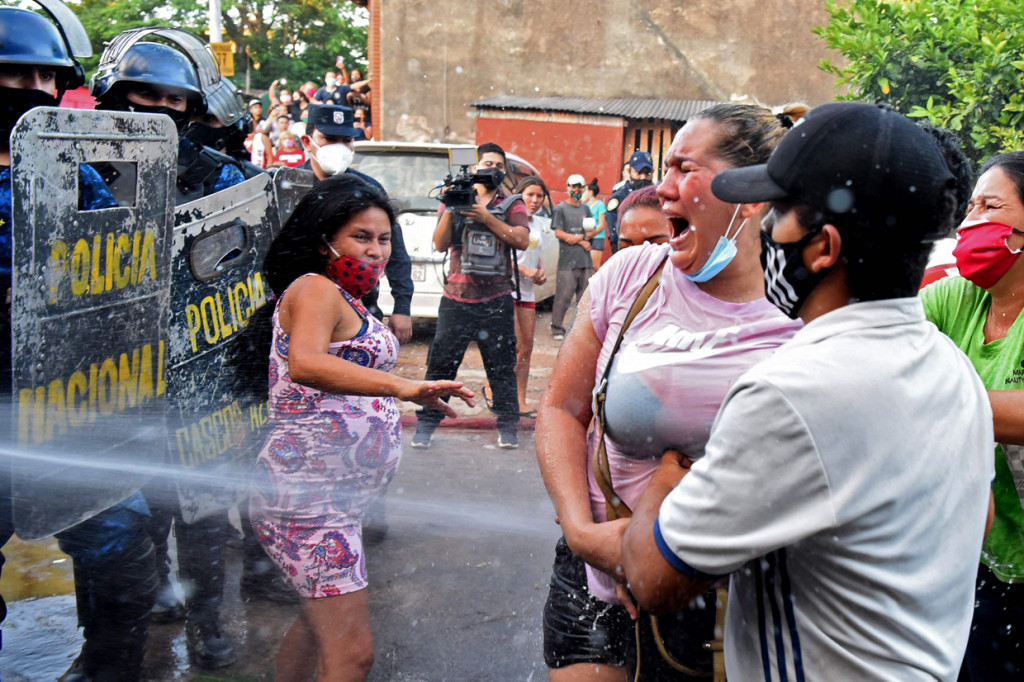 Kerabat narapidana bentrok dengan polisi di luar penjara Tacumbu setelah kerusuhan terjadi di dalam penjara.