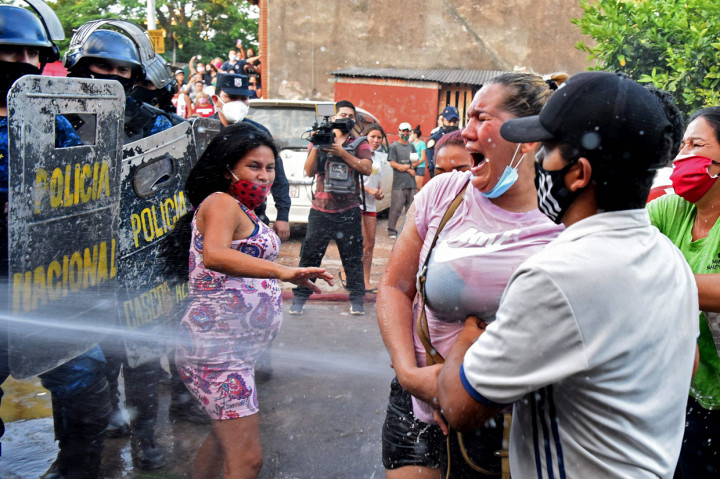 Kerabat narapidana bentrok dengan polisi di luar penjara Tacumbu setelah kerusuhan terjadi di dalam penjara.