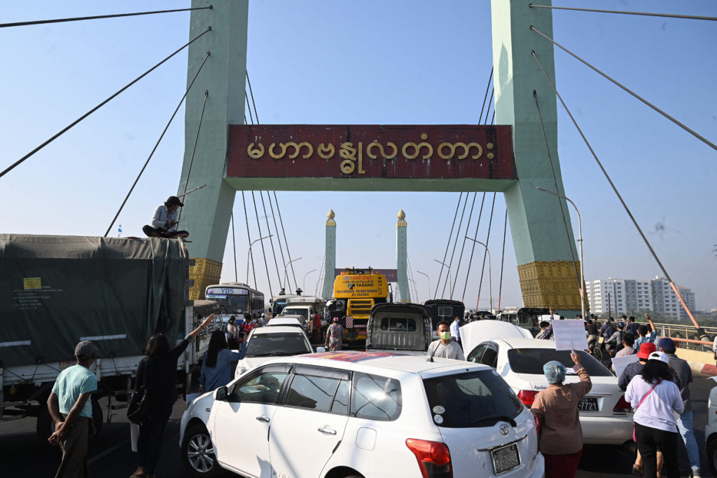 Bahkan gerakan “mobil mogok” ini menyebar pesat di media sosial.