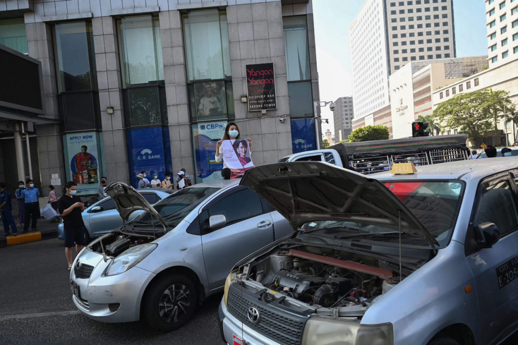 Banyak foto yang memperlihatkan mobil mogok dengan membuka kap mesin sambil menghalangi jalan.