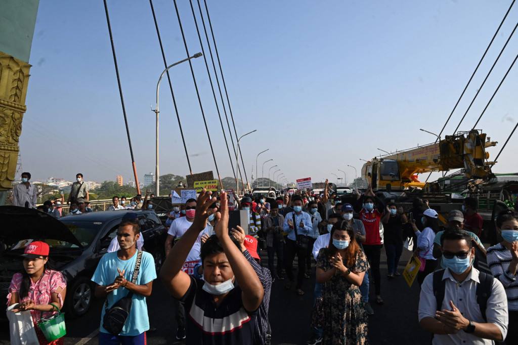 Aksi protes ini dilakukan ketika para aktivis berusaha menarik lebih banyak massa untuk turun ke jalan menyuarakan protes atas penggulingan pemerintahan dan penangkapan Aung San Suu Kyi, Presiden Wyn Myint dan sejumlah tokoh politik Partai Liga Nasional untuk Demokrasi (NLD).