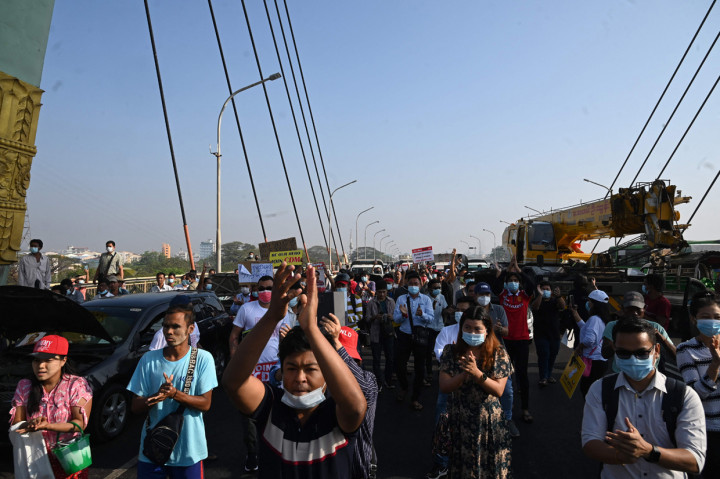Aksi protes ini dilakukan ketika para aktivis berusaha menarik lebih banyak massa untuk turun ke jalan menyuarakan protes atas penggulingan pemerintahan dan penangkapan Aung San Suu Kyi, Presiden Wyn Myint dan sejumlah tokoh politik Partai Liga Nasional untuk Demokrasi (NLD).