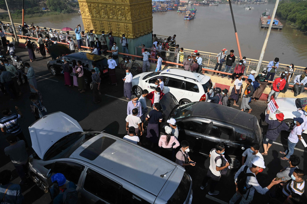 Aksi protes pada Rabu juga diikuti oleh setidaknya ratusan ribu orang di sejumlah kota termasuk di ibu kota Naypyidaw. Massa mengaku akan terus menggelar aksi protes hingga militer mengembalikan pemerintahan ke tangan sipil.