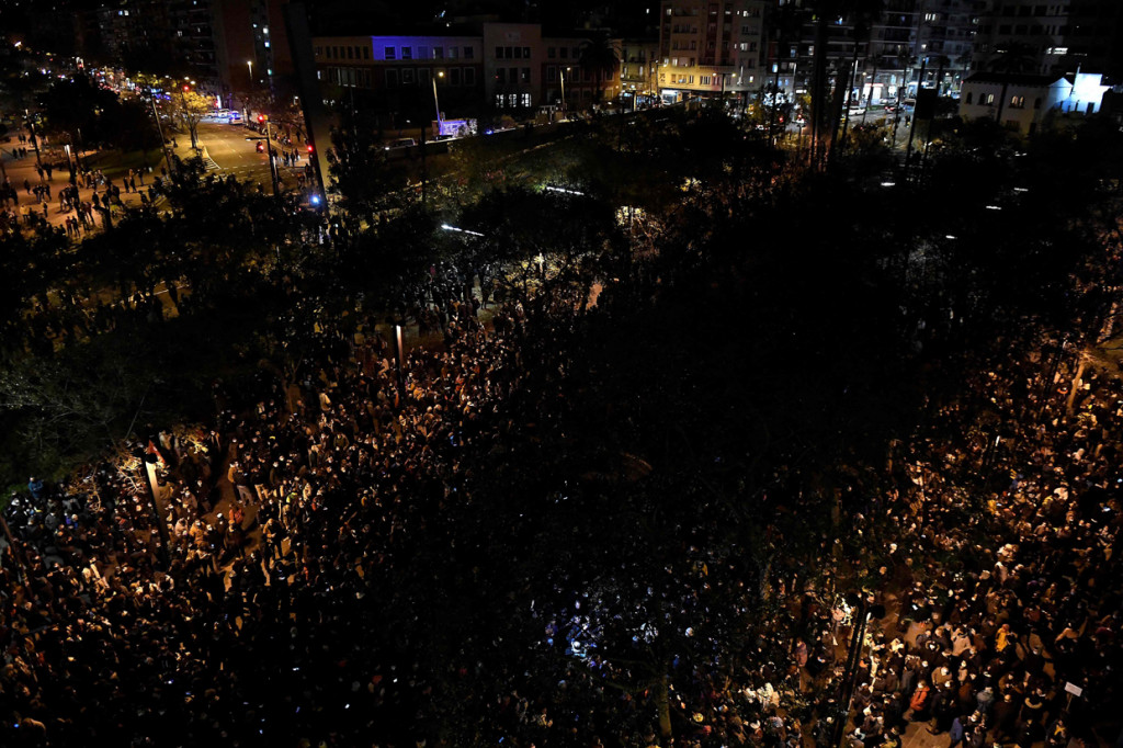 Penangkapan itu memicu kerusuhan yang dilakukan sejumlah penduduk Barcelona.
