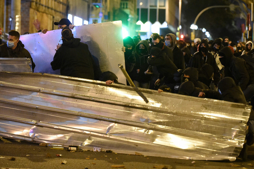 Dia juga dinilai menghina mantan Raja Spanyol, Juan Carlos I, melalui lagu dan serangkaian cuitan di Twitter.