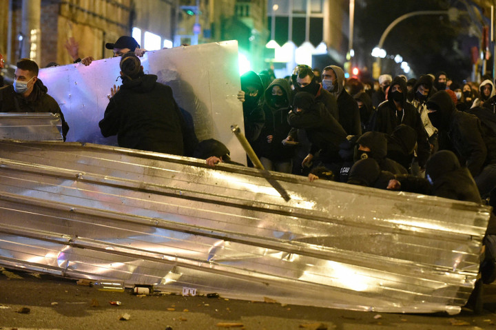 Dia juga dinilai menghina mantan Raja Spanyol, Juan Carlos I, melalui lagu dan serangkaian cuitan di Twitter.