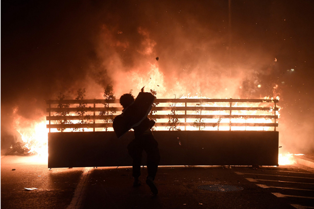 Demonstran bentrok dengan polisi saat memprotes penangkapan rapper Pablo Hasel di Barcelona, Spanyol.
