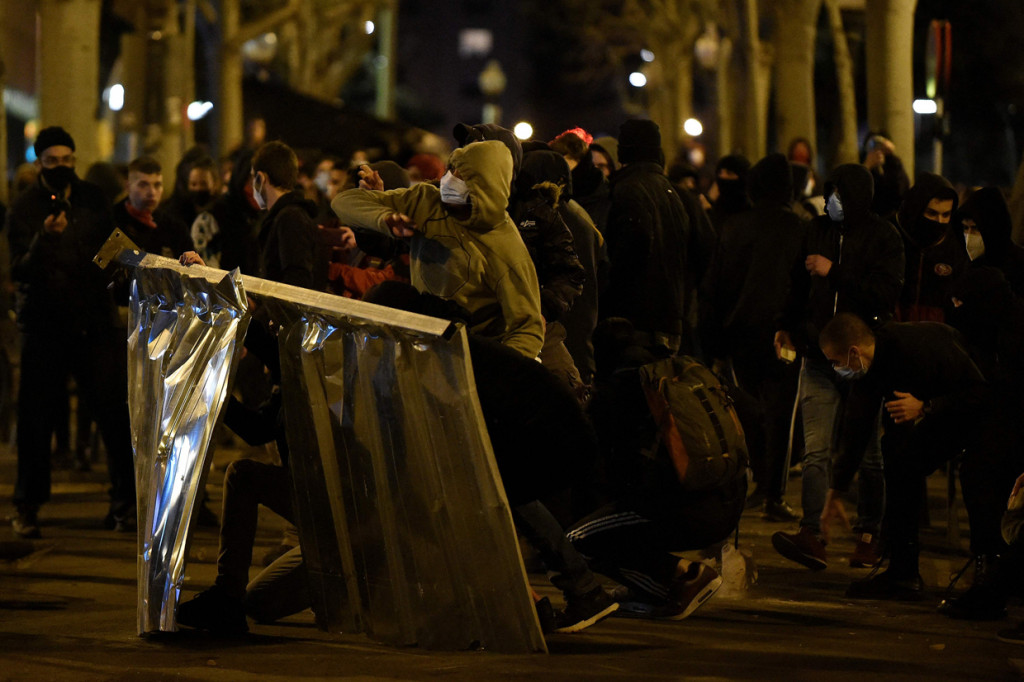 Demonstran bentrok dengan polisi saat memprotes penangkapan rapper Pablo Hasel di Barcelona, Spanyol.