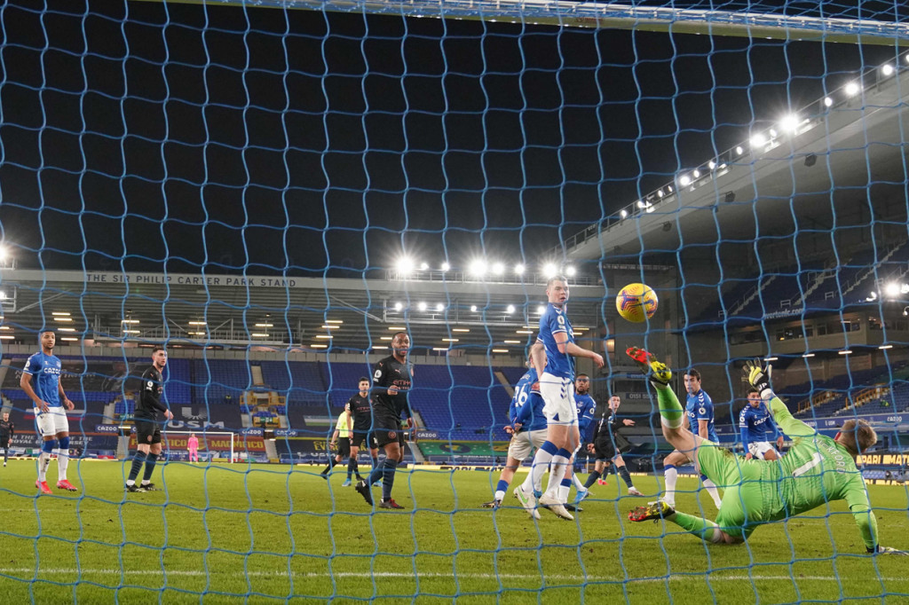 Foden sukses memanfaatkan kemelut di kotak penalti Everton. AFP Photo/Jon Super