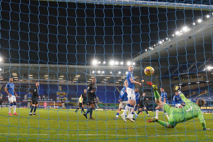 Foden sukses memanfaatkan kemelut di kotak penalti Everton. AFP Photo/Jon Super