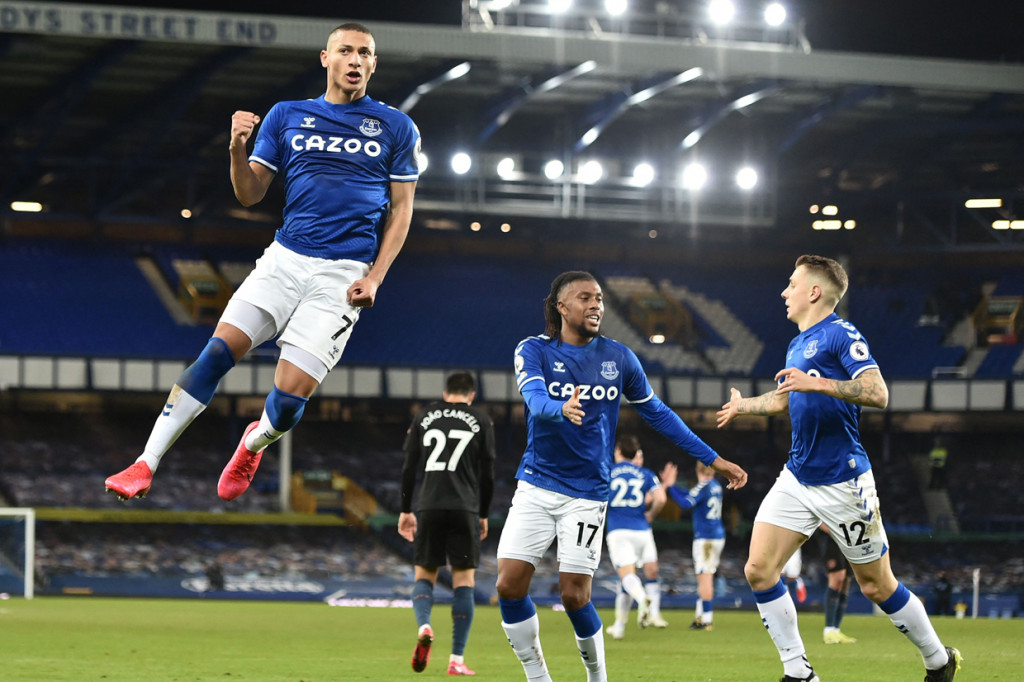 Lima menit berselang, giliran Richarlison membobol gawang Ederson Moraes guna menyamakan kedudukan. AFP Photo/AFP Photo/Peter Powell