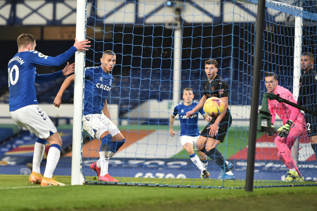 Proses gol Richarlison nyaris serupa dengan milik Foden. Babak pertama ditutup dengan skor 1-1. AFP Photo/Peter Powell