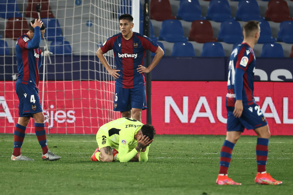 Hasil ini tidak mengubah posisi Atletico di peringkat pertama klasemen Liga Spanyol dengan 55 poin. 