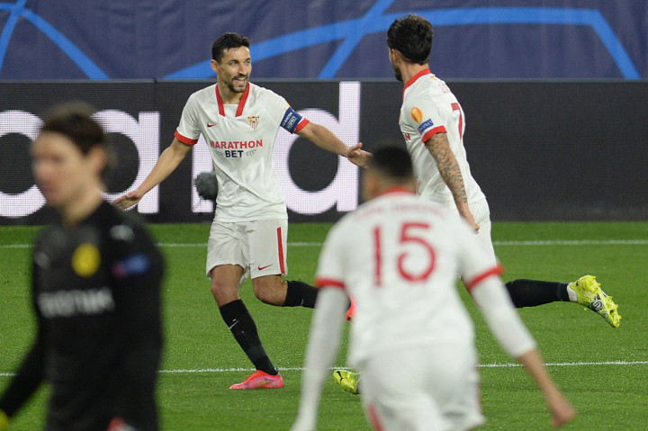 Sevilla unggul lebih dulu saat laga baru berjalan tujuh menit. Suso menguasai bola di depan kotak penalti Dortmund melepaskan tembakan. 
