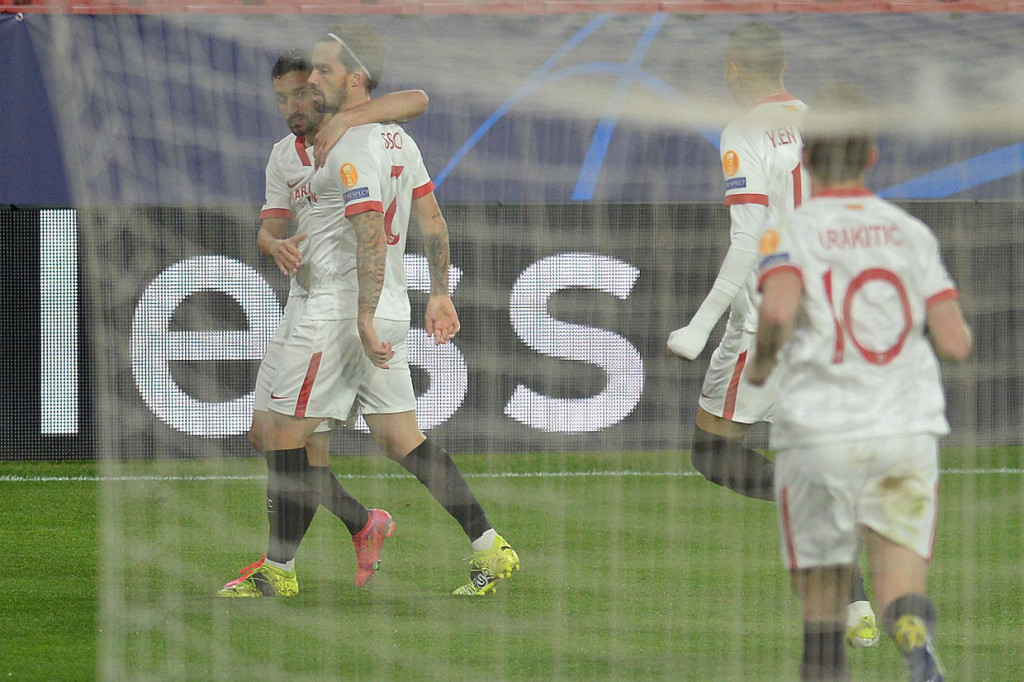 Bola sempat membentur Mats Hummels dan mengecoh kiper Dortmund, Marwin Hitz.