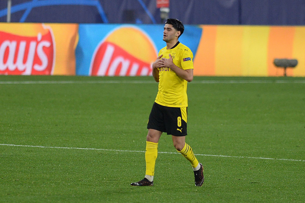 Dortmund menyamakan kedudukan pada menit ke-19. Bola sepakan Mahmoud Dahoud dari luar kotak penalti meluncur deras ke gawang Sevilla.
