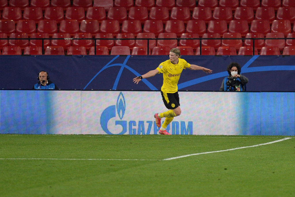 Dortmund berbalik unggul pada menit ke-27. Haaland menggiring bola mendekati kotak penalti, melakukan kerja sama satu dua dengan Jadon Sancho, dan menuntaskannya jadi gol.