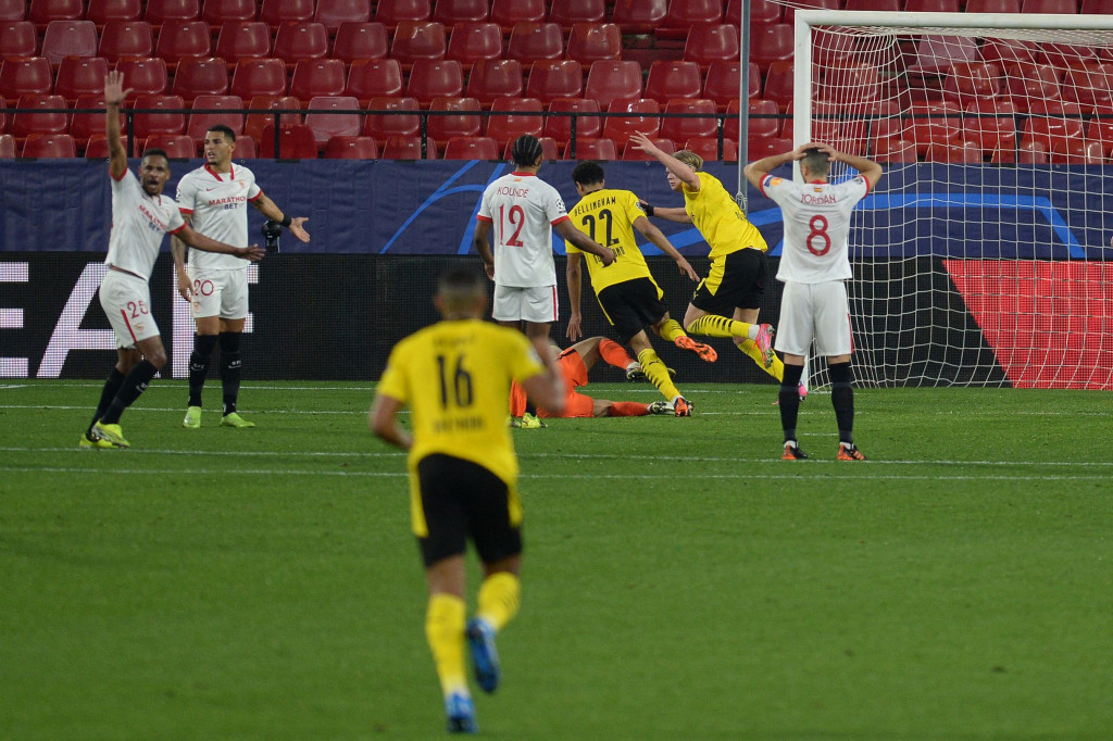 Dua menit jelang turun minum, Dortmund menambah keunggulannya menjadi 3-1. Haaland sekali lagi mencatatkan namanya di papan skor.