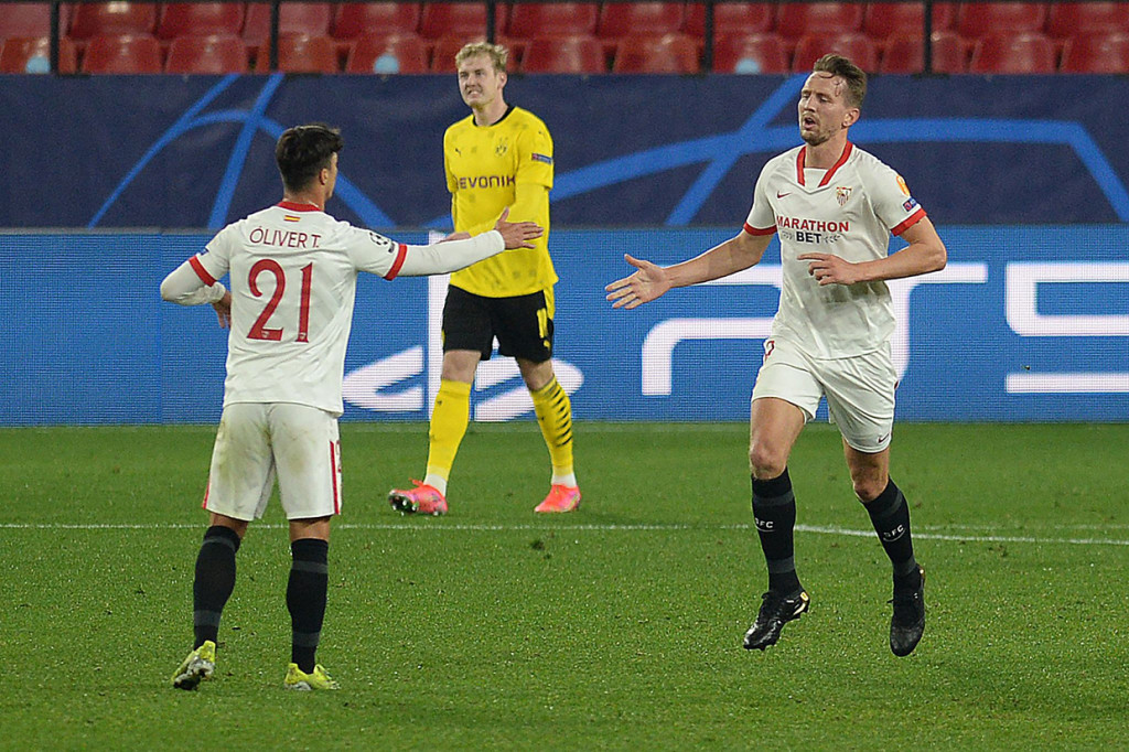 Upaya Sevilla untuk mengejar ketertinggalan akhirnya membuahkan hasil pada menit ke-84. Luuk de Jong menjebol gawang Dortmund untuk menipiskan ketertinggalan Sevilla. Dia menuntaskan bola dari tendangan bebas Oscar Rodriguez.