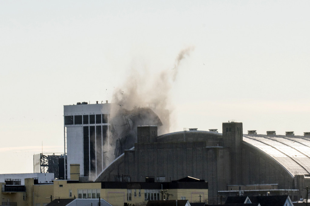 Dilansir AFP, Kamis, 18 Februari 2021, penghancuran gedung itu dilakukan pada Rabu, 17 Februari 2021, pukul 09.00 waktu setempat.