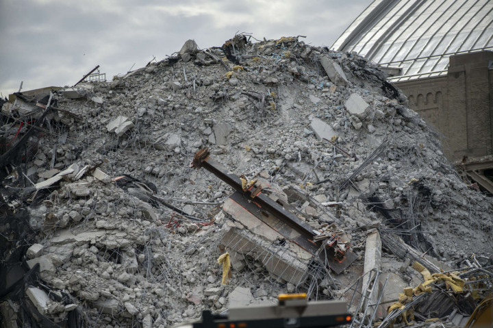 Gedung tersebut hanya menyisakan tumpukan reruntuhan usai tombol ditekan.