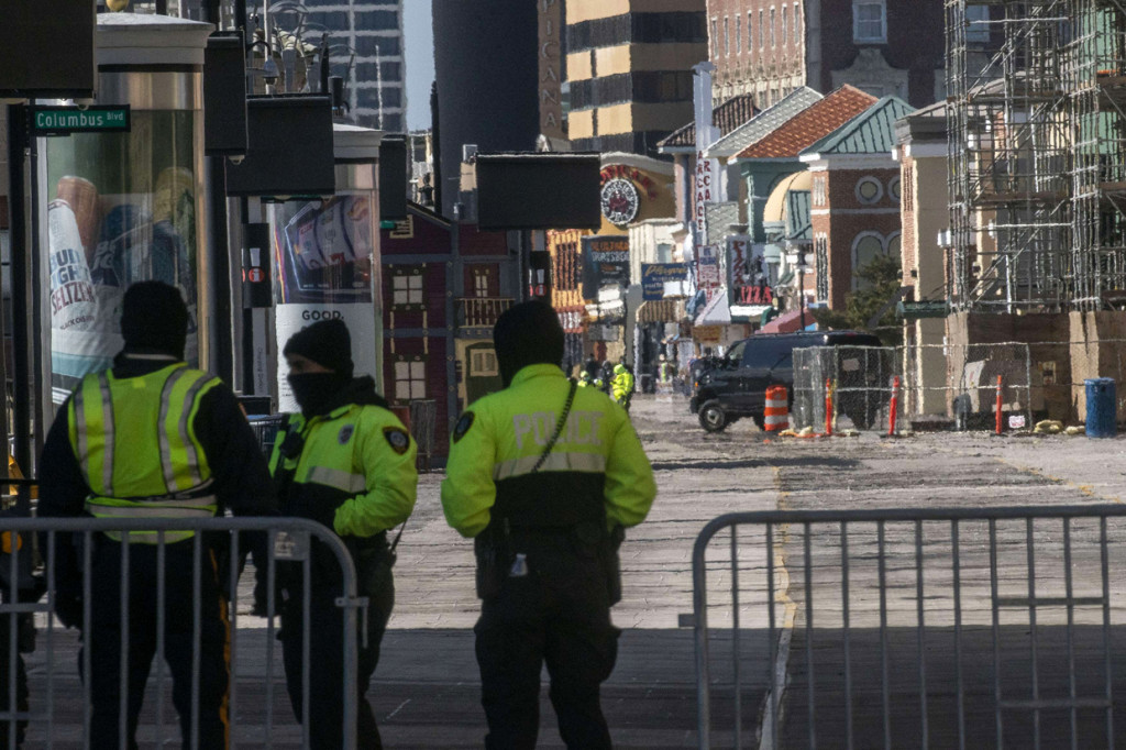 Setelah bangkrut dan ditutup, beberapa bagian gedung ada yang jatuh. Hal itu membahayakan para pejalan kaki yang berada di dekat gedung tersebut.