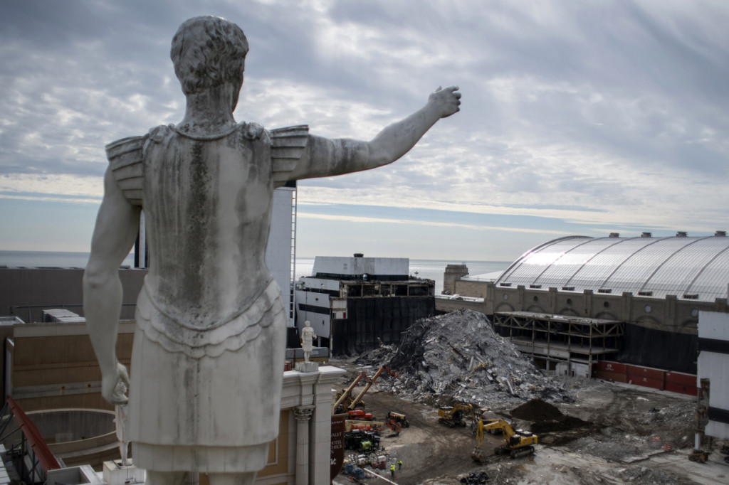 Pada 2014, Trump sempat mengajukan gugatan untuk menghapus namanya dari fasad gedung. Gugatan itu dilakukan karena bisa berdampak buruk bagi nama dan merk Trump.