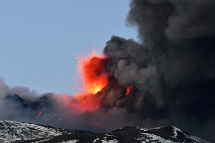 Pemandangan Gunung Etna ketika mengeluarkan semburan asap dan abu vulkanik terlihat di Catania, Sisilia, pada 16 Februari 2021.
