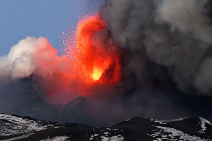 Gunung Etna memang selalu memperlihatkan aktivitas vulkanik setiap tahunnya, termasuk memuntahkan lahar dan abu.