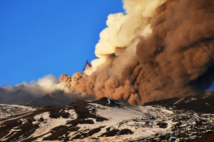 Menurut Institut Geofisika dan Vulkano Italia, gunung berapi paling aktif di Eropa tersebut erupsi sekitar pukul 4 sore waktu setempat.