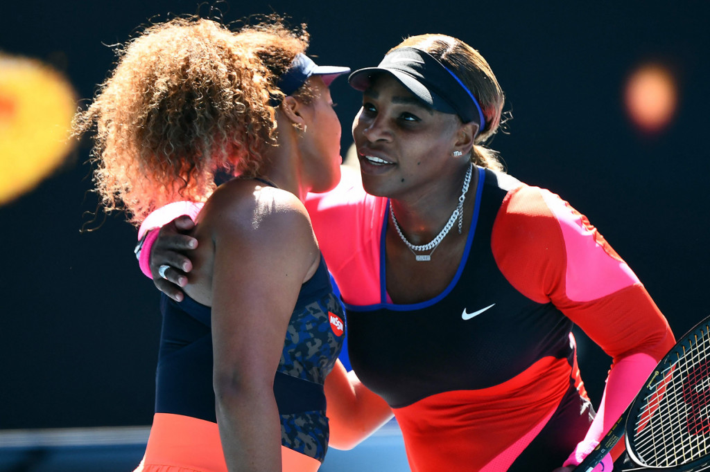Petenis Jepang Naomi Osaka (kiri) memeluk Serena Williams dari AS setelah pertandingan semifinal tunggal putri tenis Australia Terbuka di Melbourne.