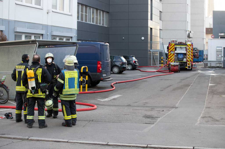 Polisi menyatakan, tiga orang yang terluka dibawa ke rumah sakit dan sekitar 100 karyawan dievakuasi dari tempat tersebut. 