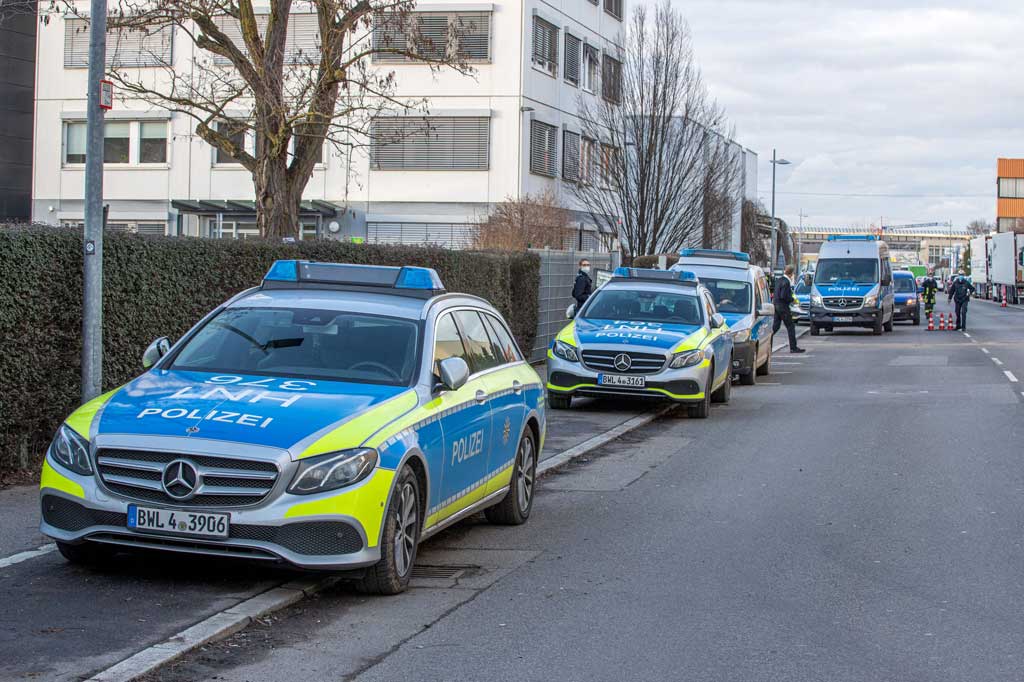 Ledakan itu memicu tanggap darurat, dimana polisi, petugas pemadam kebakaran, beberapa ambulans, dan helikopter penyelamat bergegas ke tempat kejadian. Petugas polisi dibantu anjing pelacak kemudian menyisir gedung, tetapi tidak ada barang mencurigakan yang ditemukan.