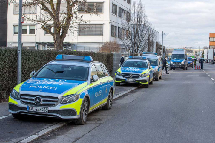 Ledakan itu memicu tanggap darurat, dimana polisi, petugas pemadam kebakaran, beberapa ambulans, dan helikopter penyelamat bergegas ke tempat kejadian. Petugas polisi dibantu anjing pelacak kemudian menyisir gedung, tetapi tidak ada barang mencurigakan yang ditemukan.