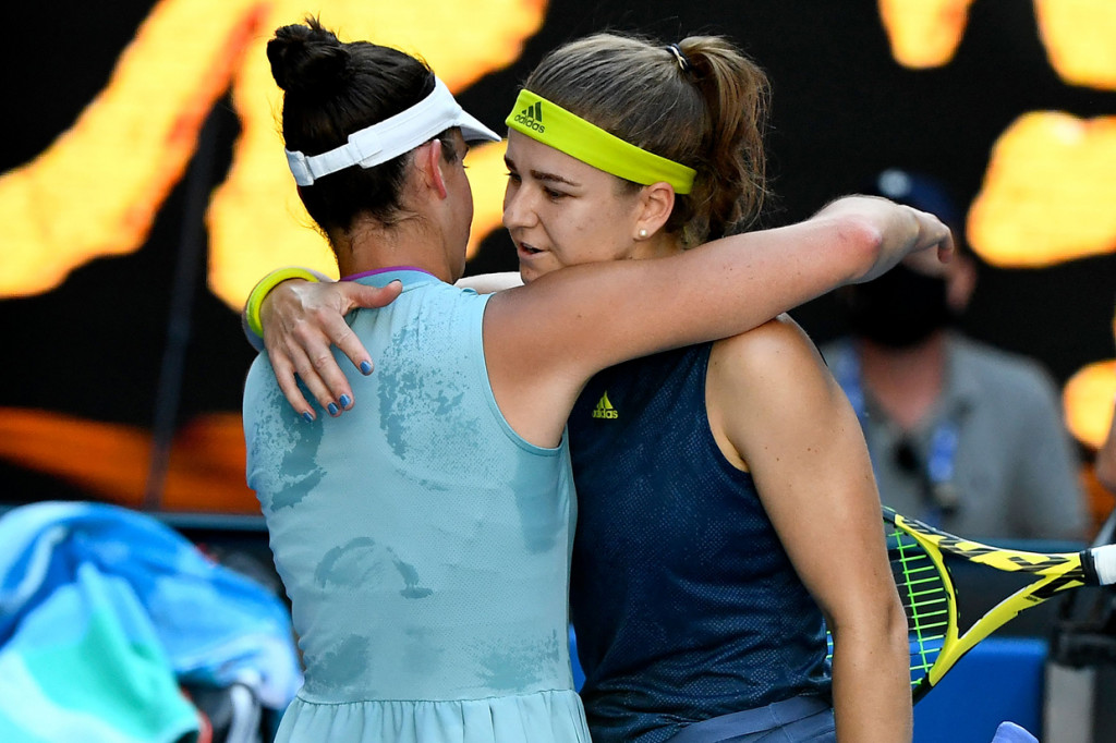 Jennifer Brady (kiri) dari AS memeluk petenis Republik Ceko Karolina Muchova setelah pertandingan semifinal tunggal putri mereka pada hari kesebelas turnamen tenis Australia Terbuka di Melbourne.