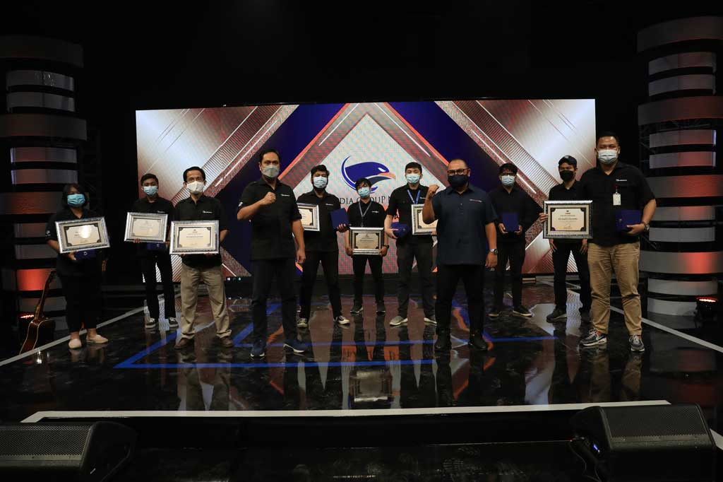 Sebanyak enam jurnalis dan tim produksi Medcom.id menerima penghargaan pada ajang Media Group News (MGN) Journalist Day 2021. Mereka diganjar penghargaan karena telah berkontribusi menghasilkan karya jurnalistik luar biasa.