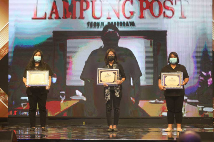 Kategori Paling Produktif: Ade Hapsari Lestarini (kanan) bersama Cicilia Sinabariba (Metro TV, kiri), dan  Insi Nantika Jelita (Media Indonesia).