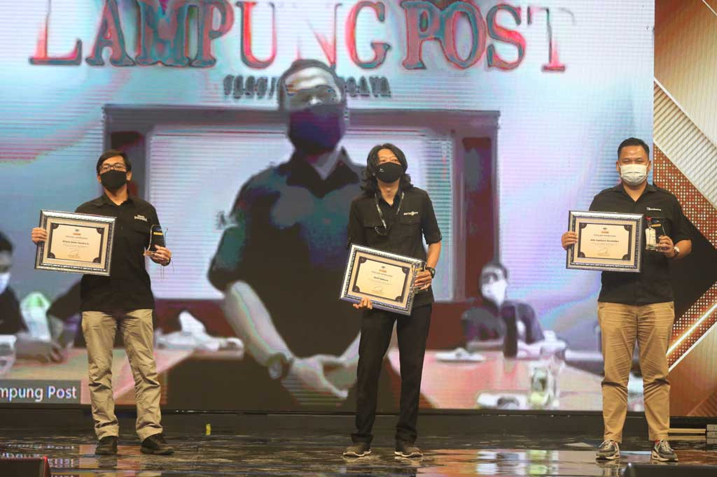 Kategori Paling Suportif: Alfa Septiano Mandalika (kanan) bersama Briyan Bodo Hendro K (Media Indonesia, kiri) dan Derli Mahesa (Metro TV) .