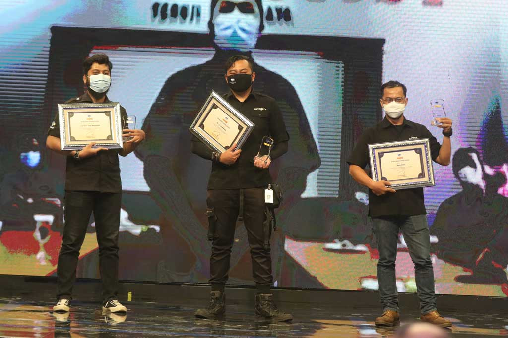 Kategori Paling Tangguh: Candra Yuri Nuralam (kiri), bersama Tariz Hirziman (Metro TV, tengah), dan Ramdani (Media Indonesia).