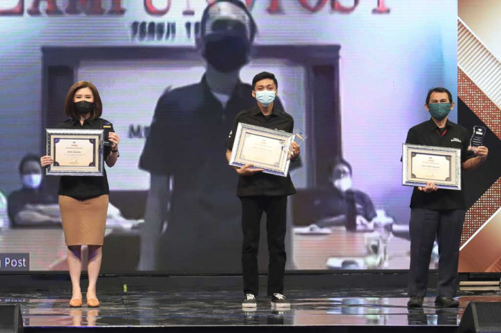 Kategori Paling Berprestasi: Ilham Pratama Putra (tengah) bersama Zilvia Iskandar (Metro TV, kiri), dan Dony Tjiptonugroho (Media Indonesia).