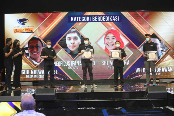Mereka yang menerima penghargaan itu meliputi Kategori Paling Berdedikasi: Theofilus Ifan Sucipto (tengah), bersama Teguh Nirwahyudi (Media Indonesia, kedua kanan), dan Wildan Indrawan (Metro TV, kanan). 