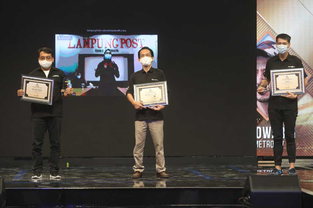 Kategori Paling Kreatif: Win Muhammad Adab (tengah) bersama Budi Setyo Widodo (Media Indonesia (kiri) dan Leowardi (Metro TV).