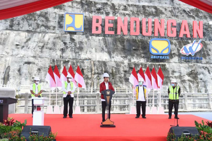 Jokowi menyebut, bendungan ini memiliki kapasitas 56,7 juta meter kubik air.